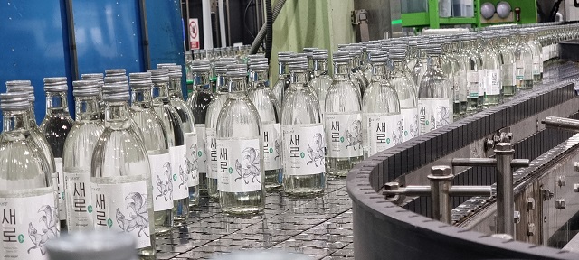 ▲ 강릉공장에서 생산되는 새로ⓒ롯데칠성음료