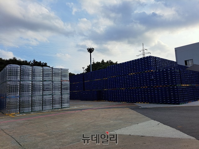 ▲ 공장 외부에 쌓여있던 피박스와 종이 패키지 모습ⓒ조현우 기자