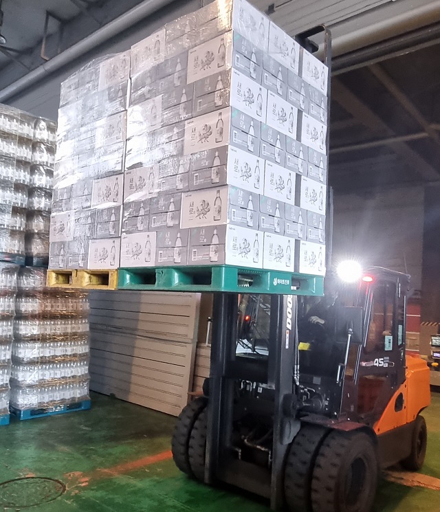 ▲ 생산이 완료된 새로가 출고 직전 적재되고 있다ⓒ롯데칠성음료