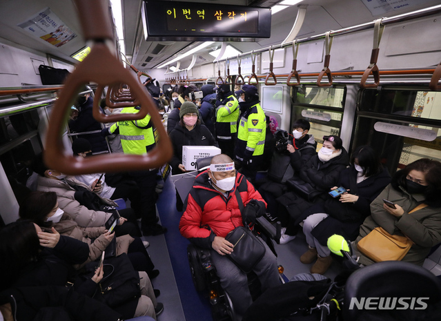 ▲ 전국장애인차별철폐연대 조합원들이 12월1일 오전 서울 용산구 삼각지역 4호선에서 열린 장애인 권리예산 확보를 위한 지하철 출근길 선전전을 하고있다. ⓒ뉴시스