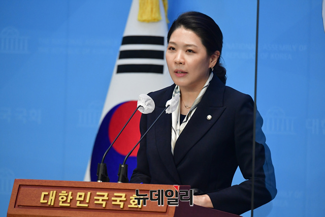 ▲ 신현영 더불어민주당 의원이 4월20일 오후 국회 소통관에서 정호영 보건복지부 장관 후보자의 아들 병역 의혹 관련 기자회견을 하고 있다.ⓒ이종현 기자