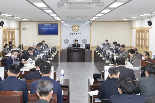 ▲ 경상북도의회 예산결산특별위원회(위원장 이선희)는 20일 경상북도지사와 경상북도교육감이 제출한 2022년도 제2회 추가경정 예산안에 대한 심사를 모두 마치고, 예산결산특별위원회 전체회의에서 ‘원안가결’했다.ⓒ경북도의회