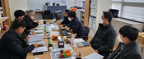 ▲ 대전시·구 공무원들이 2022년 한해 동안 관내 대형 건설 현장과 긴밀한 소통을 통해 필요한 정보를 공유·지원했다. 시·구 관계자들이 대형건축공사 관계자들과 대화장면.ⓒ대전시