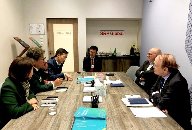 ▲ 김동관 한화솔루션 부회장(왼쪽에서 세 번째)의 발언을 대니얼 예긴(Daniel Yergin) SP글로벌 부회장(오른쪽에서 첫 번째)이 듣고 있는 모습ⓒ한화