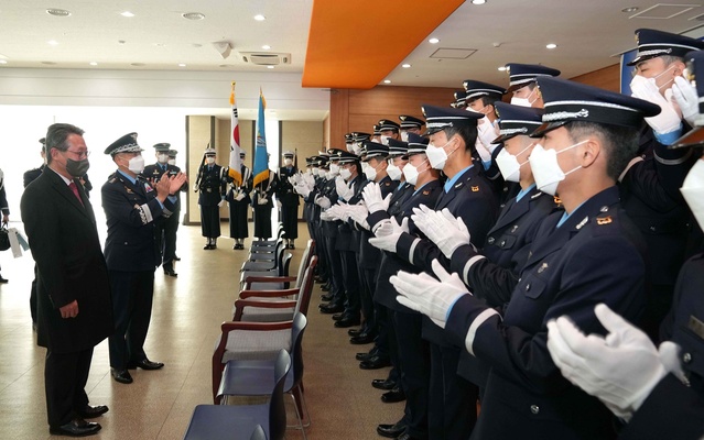 ▲ 사진은 제6기 공군 부사관학군단 임관식에서 최재영 총장이 임관자들을 격려하고 있다.ⓒ영진전문대