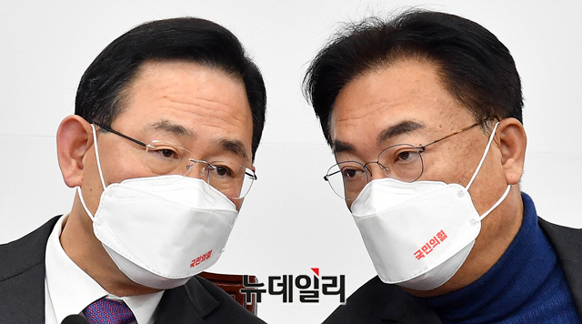 ▲ 정진석 국민의힘 비대위원장과 주호영 원내대표가 22일 국회에서 열린 비상대책위원회의에서 대화를 나누고 있다.ⓒ이종현 기자