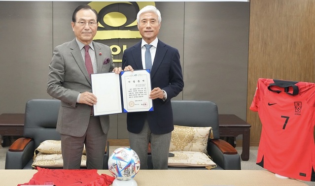 ▲ 대한민국 축구 국가대표팀의 사인이 담긴 유니폼과 축구공이 22일 천안시에 기증됐다. 박상돈 천안시장(왼쪽)과 박경훈 대한축구협회 전무이사.ⓒ천안시
