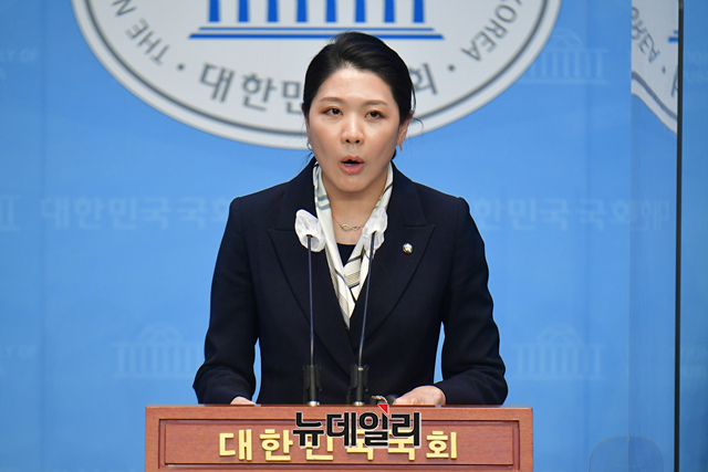 ▲ 신현영 더불어민주당 의원이 4월20일 오후 국회 소통관에서 정호영 보건복지부 장관 후보자의 아들 병역 의혹 관련 기자회견을 하고 있다.ⓒ이종현 기자