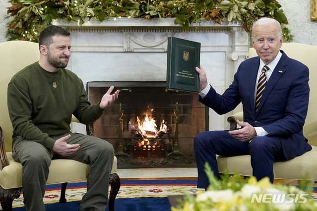 ▲ 조 바이든(오른쪽) 미국 대통령이 21일(현지시간) 백악관 집무실에서 볼로디미르 젤렌스키 우크라이나 대통령으로부터 받은 선물을 들고 있다. ⓒ워싱턴=AP/뉴시스