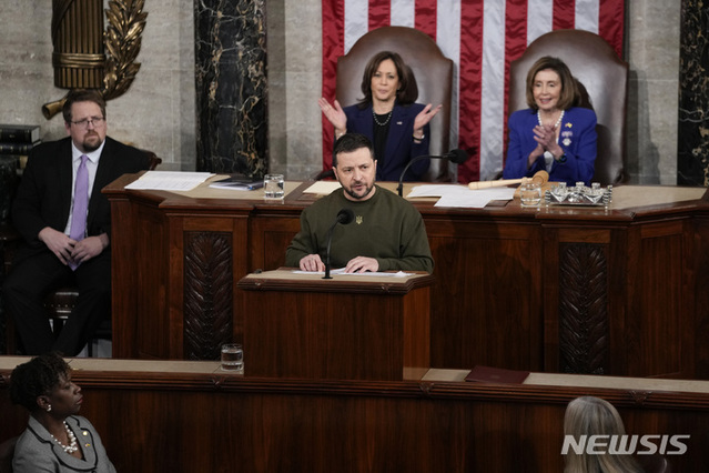 ▲ 볼로디미르 젤렌스키 우크라이나 대통령이 21일(현지시간) 미 국회의사당에서 연설하는 동안 배석한 카멀라 해리스 부통령과 낸시 펠로시 하원의장이 박수하고 있다. ⓒ워싱턴=AP/뉴시스