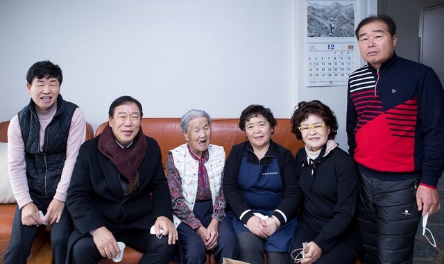 ▲ 최민호 세종시장(왼쪽 두번째)이 22일 조치원읍 연광순(109세) 씨 자택을 방문해 정부연말선물을 직접 전달한 뒤 가족과 함께 기념촬영을 하고 있다.ⓒ세종시