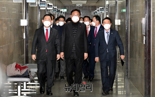 ▲ 정진석 국민의힘 비상대책위원장, 주호영 원내대표 및 지도부가 지난 15일 국회에서 열린 비상대책위원회의에 참석하고 있다.ⓒ이종현 기자