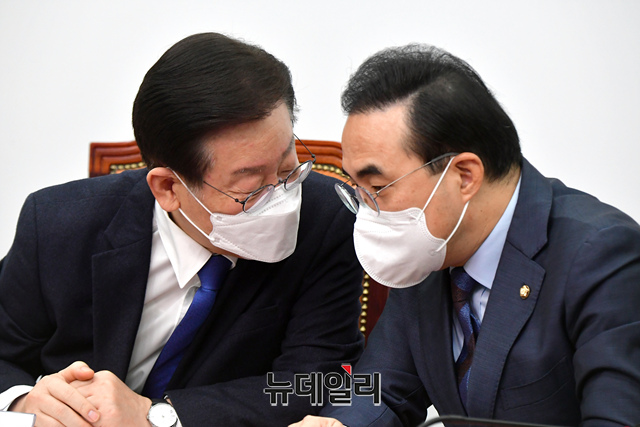 ▲ 이재명 더불어민주당 대표와 박홍근 원내대표가 21일 국회에서 열린 최고위원회의에서 대회를 나누고 있다.ⓒ이종현 기자