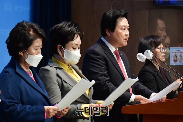 ▲ 강기윤 간사 등 국민의힘 소속 국회 보건복지위원들이 22일 오후 국회 소통관에서 '닥터카 탑승' 논란 더불어민주당 신현영 의원 비판 기자회견을 하고 있다. ⓒ이종현 기자
