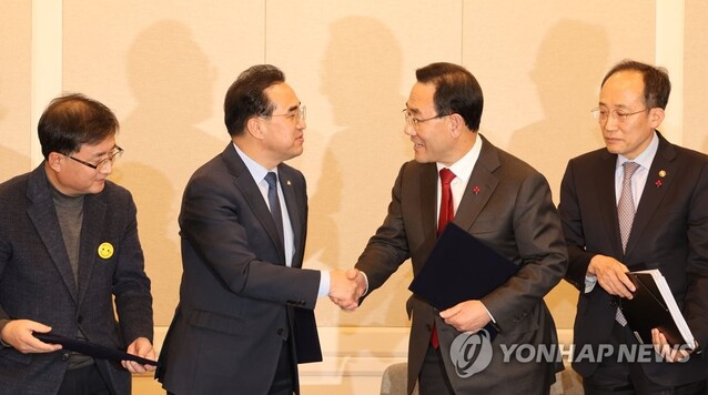 ▲ 국민의힘 주호영 원내대표와 더불어민주당 박홍근 원내대표가 22일 오후 서울 여의도 국회에서 내년 예산안·세법 일괄 합의 발표 기자회견을 마치고 악수하고 있다. ⓒ연합뉴스