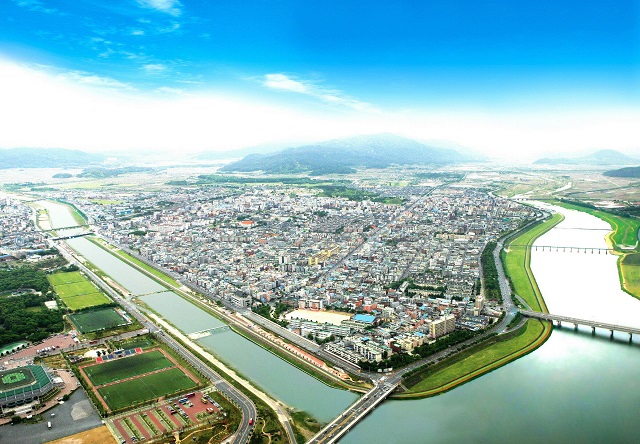 ▲ 환경부 주관 ‘홍수에 안전한 지역맞춤형 통합하천사업’에 대상지로 선정된 ‘新형산강 프로젝트’ 개요도 및 형산강 전경.ⓒ경주시