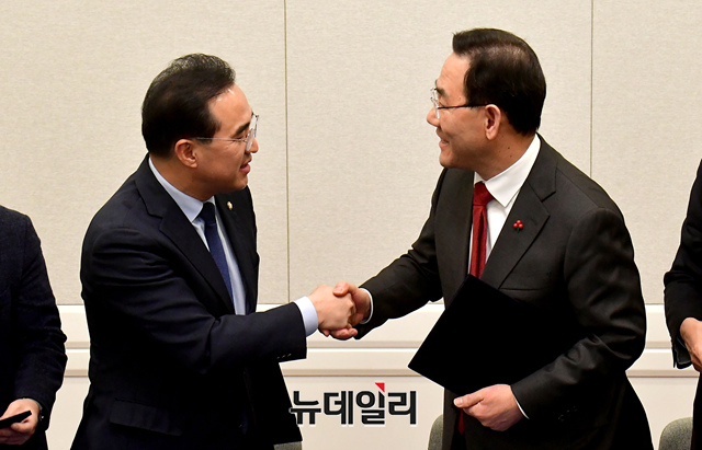 ▲ 주호영 국민의힘 원내대표와 박홍근 더불어민주당 원내대표가 22일 국회에서 내년도 예산안 합의문을 발표한 후 악수하고 있다.ⓒ이종현 기자