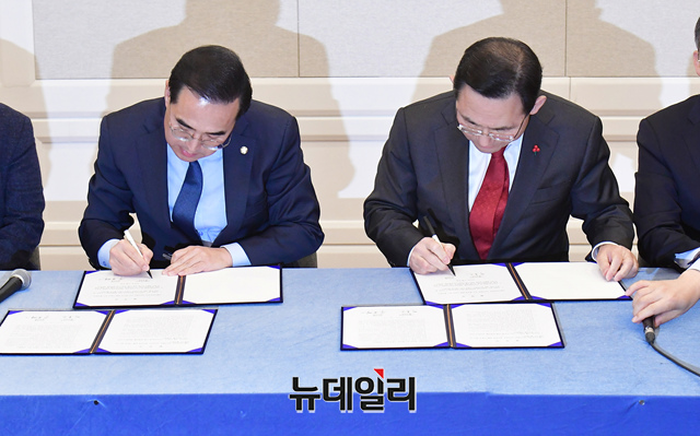 ▲ 주호영 국민의힘 원내대표와 박홍근 더불어민주당 원내대표가 22일 국회에서 내년도 예산안 합의문에 서명을 하고 있다.ⓒ이종현 기자