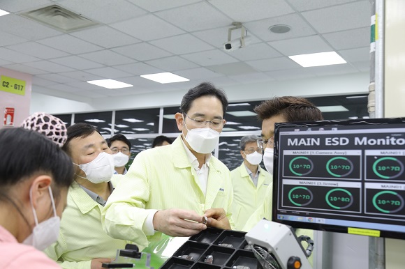 ▲ 이재용 삼성전자 회장이 22일 베트남 하노이 인근의 삼성전자 법인(SEV)을 방문해 스마트폰 생산 공장을 점검하는 모습.ⓒ삼성전자