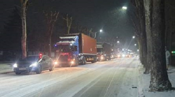 ▲ 대전시는 3일 새벽 2시 한국원자력연구원에 보관 중인 중․저준위 방폐물 260드럼이 운반 차량(6대)과호송차량 등 10의 차량을 이용해 경주 최종 처분장으로 이송하고 있다.ⓒ대전시