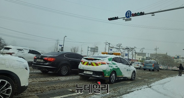 ▲ 충북 청주지역에 22일 밤부터 폭설이 내린 가운데 23일 오전 9시가 넘었으나 많은 차량들이 눈길에 멈춰서 있다.ⓒ뉴데일리 D/B