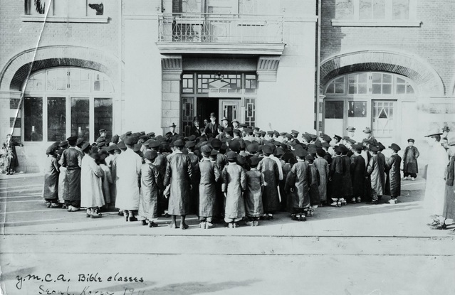 ▲ 1910년 서울 종로 YMCA 건물앞 이승만과 성경연구반 학생들.ⓒ연세대이승만연구원