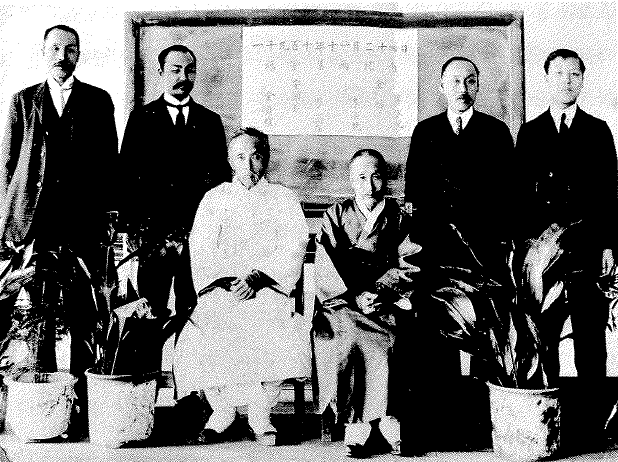 ▲ 복당구면(福堂舊面) 기념사진. 복당구면이란 한성감옥서 기독교로 개종한 옥중동지들을 다시 만났다는 뜻. 왼쪽부터 김정식,안국선, 이상재, 이원긍, 김린, 이승만.ⓒ독립기념관