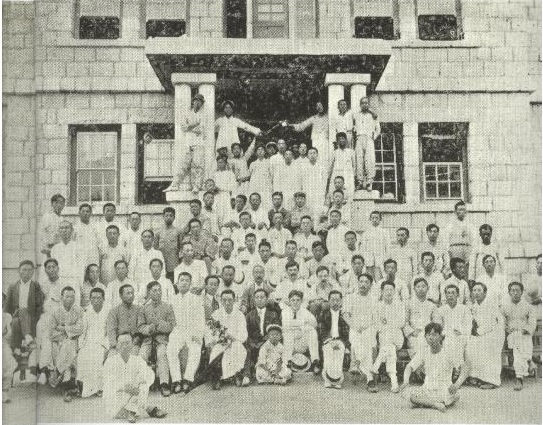 ▲ 1911년 개성에 윤치호가 설립한 한영서원에서 개최한 제2회 전국기독학생 하령회. 앞줄 가운데 검은 양복 이승만. ⓒ연세대이승만연구원