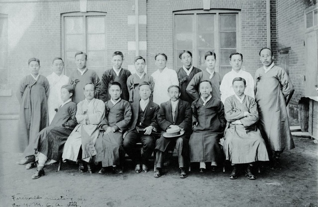 ▲ 일본총독부의 '강제퇴거' 명령으로 출국하는 이승만 송별기념 사진. 앞줄 중앙 이승만.ⓒ연세대이승만연구원