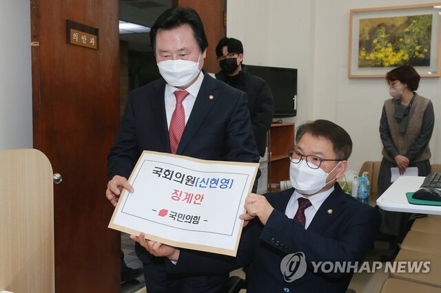 ▲ 국회 보건복지위원회 여당 간사인 국민의힘 강기윤 의원(왼쪽)과 이종성 의원이 23일 오전 국회 의안과에 더불어민주당 신현영 의원 징계안을 제출하고 있다. ⓒ연합뉴스