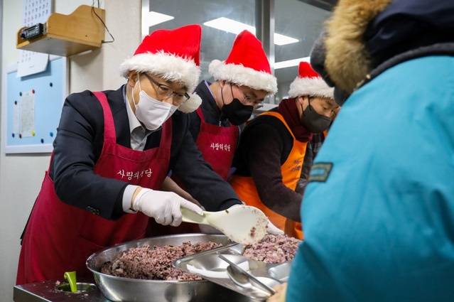 ▲ 김진욱 고위공직자범죄수사처장(왼쪽)과 여운국 차장이 12월 23일 오전 서울 서초구 까리따스 수녀회 사랑의 식당에서 급식봉사를 하고 있다. ⓒ공수처 제공