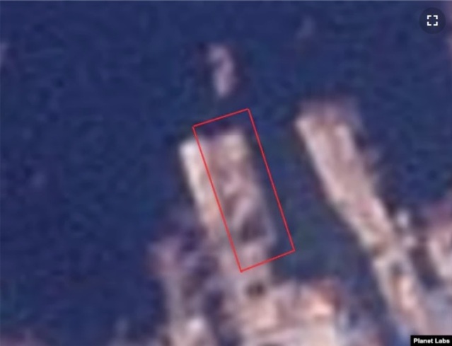 ▲ 금강산 관광지구에서 북쪽으로 약 37km 떨어진 통천항에 해금강 호텔 하층 지지부위로 추정되는 물체(사각형 안)가 보인다. ⓒPlanet Labs/VOA