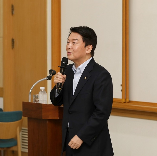 ▲ 우리나라 1세대 의사과학자인 안철수 의원이 지난 2일 KAIST에서 특별강연을 하고 있다. ⓒKAIST