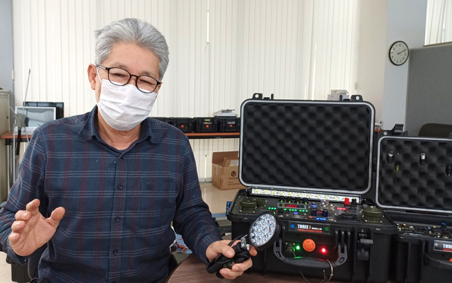 ▲ 고영관 트리아이(THREE-I) 대표가 패스(PESS)제품을 설명하고 있다.ⓒ영진전문대