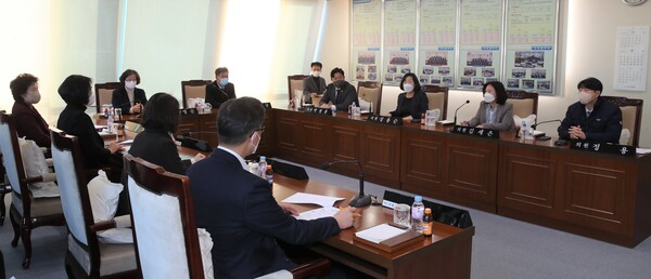 ▲ 대전 동구의회 여·야 의원들이 준예산이라는 초유의 사태가 발생하지 않도록 견해차를 좁히기 위해 지속적 인 논의를 거치고 있다.ⓒ대전 동구의회