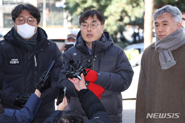 ▲ 동훈 법무부 장관 자택 문 앞까지 찾아가 주거침입 혐의로 고발된 유튜브채널 '시민언론 더탐사' 강진구 공동대표가 지난 14일 오후 서울 마포구 서울경찰청 반부패수사대에 출석하기 전 기자회견을 하고 있다. ⓒ뉴시스