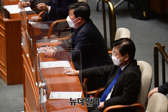 ▲ 지난 23일 국회 본회의장에 앉아 있는 노웅래 더불어민주당 의원. ⓒ이종현 기자