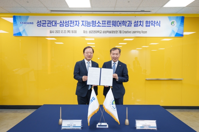 ▲ 지난 22일 경기도 수원시 성균관대 자연과학캠퍼스에서 열린 협약식에 삼성전자 경영지원실장 박학규 사장(사진 왼쪽)과 성균관대 신동렬 총장이 참석했다. ⓒ삼성전자