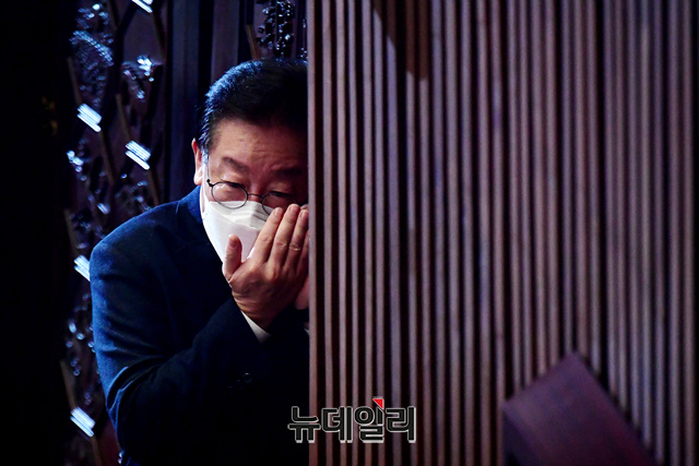 ▲ 이재명 더불어민주당 대표가 24일 오전 국회에서 열린 본회의에서 전화를 받고 있다.ⓒ이종현 기자