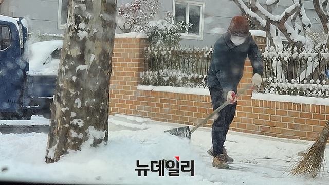 ▲ 지난 23일 충북 청주에 폭설이 내리자 한 시민이 제설작업을 하고 있다.ⓒ뉴데일리 D/B