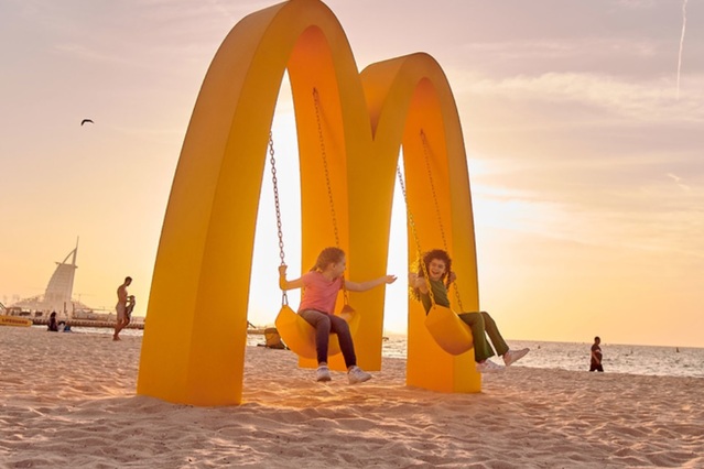 ▲ 맥도날드 '골든아치 그네'. ⓒ맥도날드