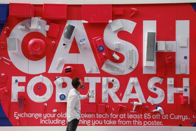 ▲ 커리스(Currys)의 '캐시 포 트래시 빌보드(Cash for Trash Billboard)'. ⓒCurrys