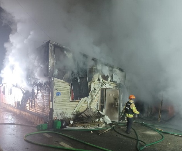 ▲ 26일 오전 5시 25분쯤 세종시 부강면 한 단독 주택에서 불이 나 소방대원들이 진화작업을 벌이고 있다.ⓒ세종소방본부