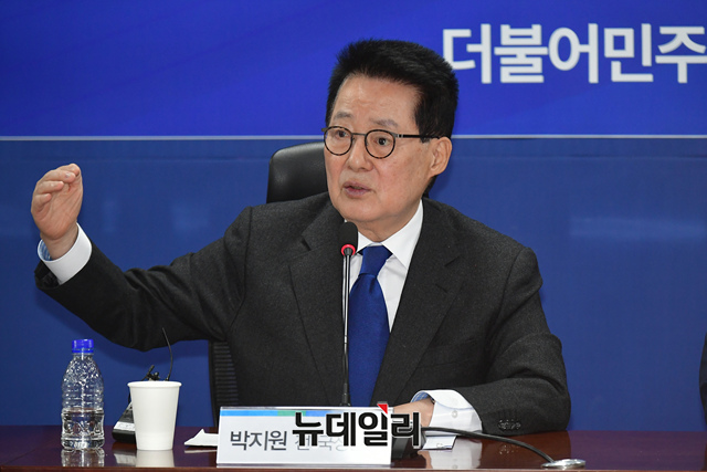 ▲ 박지원 전 국정원장이 지난 10월 27일 국회 의원회관에서 더불어민주당 주최로 열린 서해 공무원 피격 사건 및 흉악범죄자 추방 사건 관련 기자회견에서 발언을 하고 있다. ⓒ이종현 기자