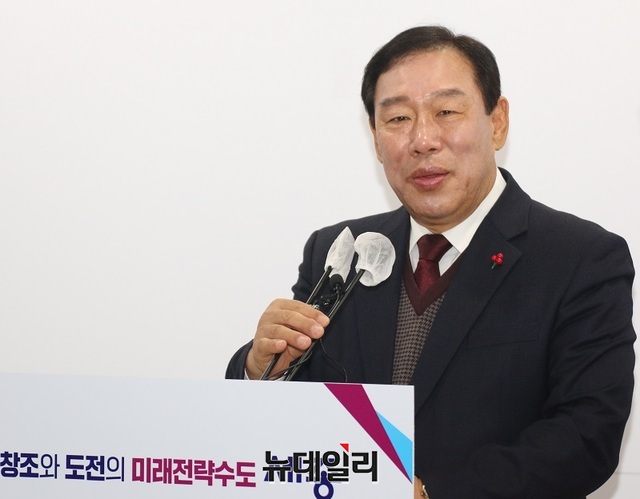 ▲ 최민호 세종시장이 26일 오전 시청 브리핑룸에서 2023년 정부 예산 확보 결과에 대해 기자간담회를 하고 있다.ⓒ이길표 기자