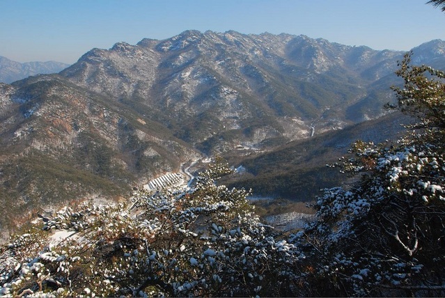 ▲ 한 눈에 조망되는 속리산 서북 능선.ⓒ진경수 山 애호가