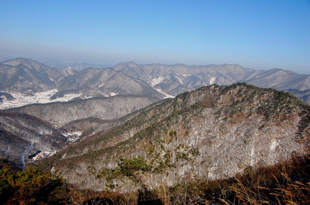 ▲ 등산로 왼쪽으로 보이는 장갑마을·자연휴양림·쌀개봉.ⓒ진경수 山 애호가