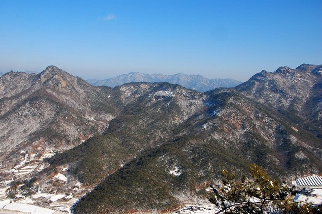 ▲ 미남봉과 매봉 자락 기슭의 신정리 마을.ⓒ진경수 山 애호가