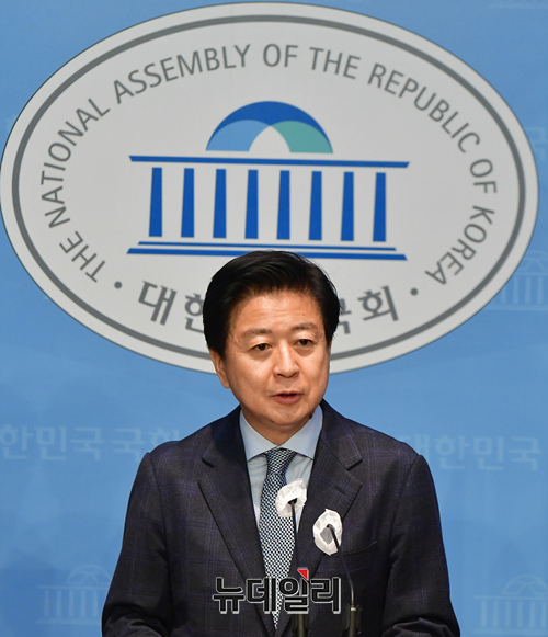 ▲ 노웅래 더불어민주당 의원이 지난 14일 국회 소통관에서 기자회견을 갖고 뇌물수수 혐의를 부인하고 있다.ⓒ이종현 기자