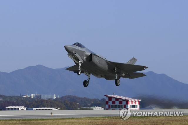▲ 지난달 한미 대규모 연합공중훈련 '비질런트 스톰(Vigilant Storm)' 훈련에 참가한 한국 공군 F-35A 전투기가 청주기지 활주로를 이륙하는 모습. ⓒ연합뉴스